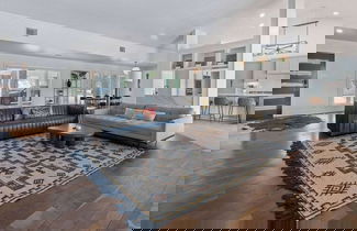 Foto 1 - Luxurious Modern Retreat With Private Pool Patio