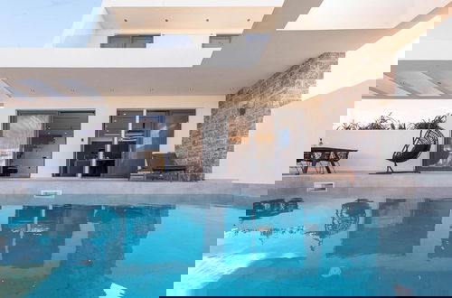 Foto 1 - Aethra Deluxe Villa With Pool 700m From Beach