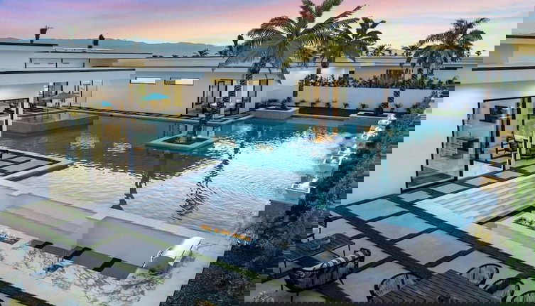 Foto 1 - Sleeps 18 Expansive Stay Pool, Firepit & Hot Tub Retreat Bravo Villa #4 by Avantstay