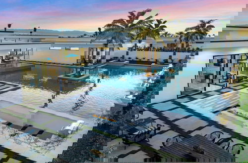 Foto 1 - Sleeps 18 Expansive Stay Pool, Firepit & Hot Tub Retreat Bravo Villa #4 by Avantstay
