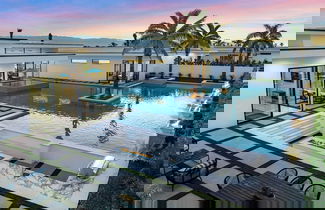 Foto 1 - Sleeps 18 Expansive Stay Pool, Firepit & Hot Tub Retreat Bravo Villa #4 by Avantstay