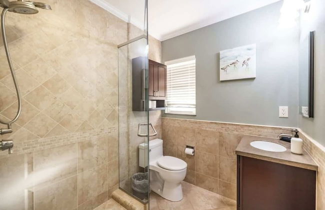 Marbella Lane - Charming 4BR Bungalo for Relaxing Retreat - Photo 32