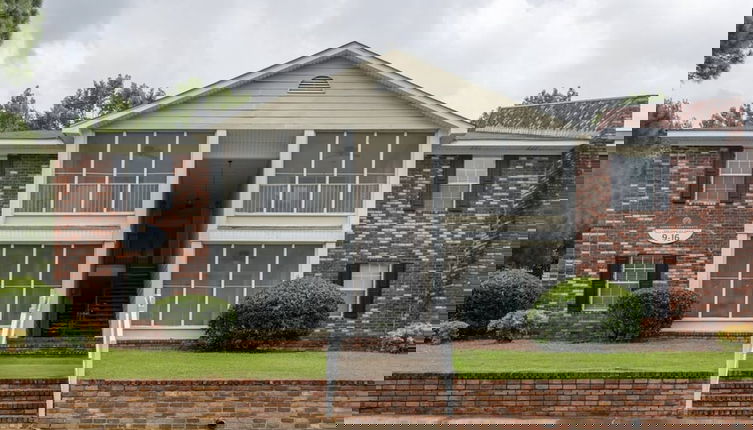 Photo 1 - Modern 1BR With Pool and Parking Access