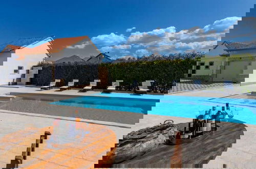 Foto 20 - Peaceful Murvica Villa Pool, Garden, and Modern Comfort