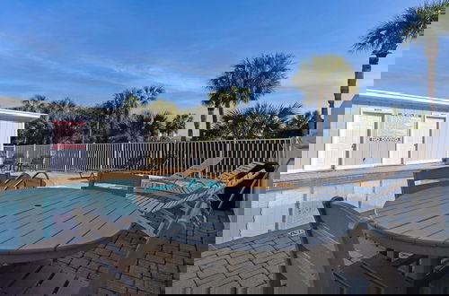 Foto 20 - Sand Castles West A4: Steps to Beach, Pools, Private Balcony & More!