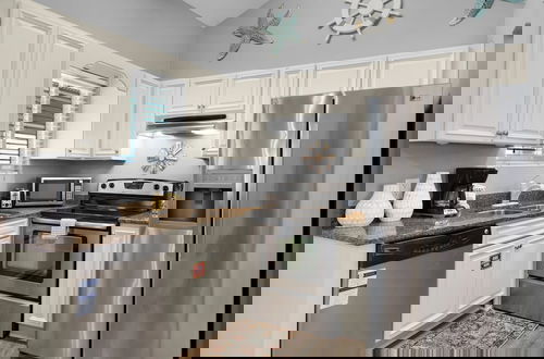 Foto 5 - Sand Castles West A4: Steps to Beach, Pools, Private Balcony & More!