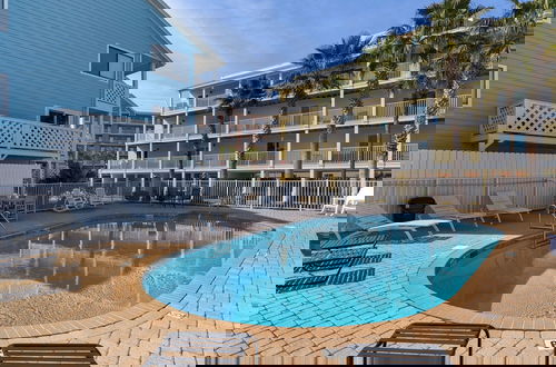 Foto 18 - Sand Castles West A4: Steps to Beach, Pools, Private Balcony & More!