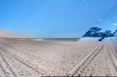 Foto 35 - Sand Castles West A4: Steps to Beach, Pools, Private Balcony & More!