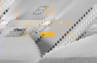 Foto 3 - Sand Castles West A4: Steps to Beach, Pools, Private Balcony & More!