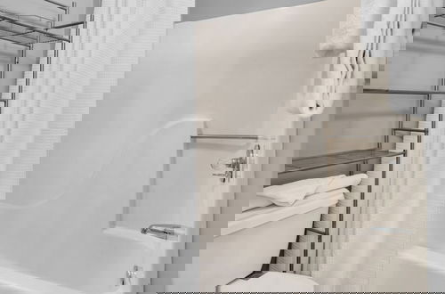 Foto 12 - Sand Castles West A4: Steps to Beach, Pools, Private Balcony & More!