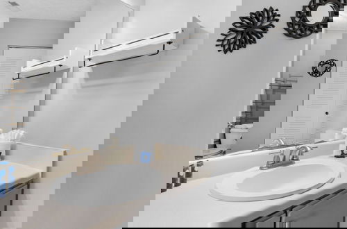 Foto 13 - Sand Castles West A4: Steps to Beach, Pools, Private Balcony & More!