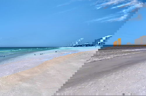 Foto 33 - Sand Castles West A4: Steps to Beach, Pools, Private Balcony & More!