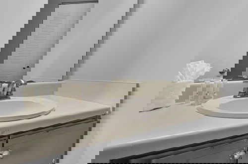 Foto 15 - Sand Castles West A4: Steps to Beach, Pools, Private Balcony & More!