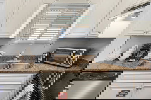 Foto 6 - Sand Castles West A4: Steps to Beach, Pools, Private Balcony & More!