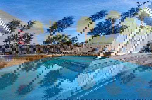 Foto 1 - Sand Castles West A4: Steps to Beach, Pools, Private Balcony & More!