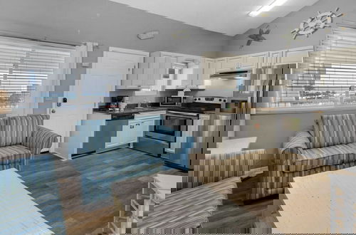Foto 13 - Sand Castles West A4: Steps to Beach, Pools, Private Balcony & More!