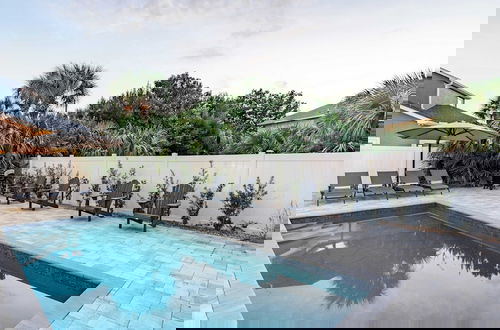 Foto 2 - Modern 5bdr w/ Private Pool, 2 min Walk to the Beach! Montoute by Avantstay