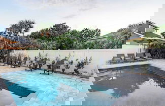 Foto 2 - Modern 5bdr w/ Private Pool, 2 min Walk to the Beach! Montoute by Avantstay
