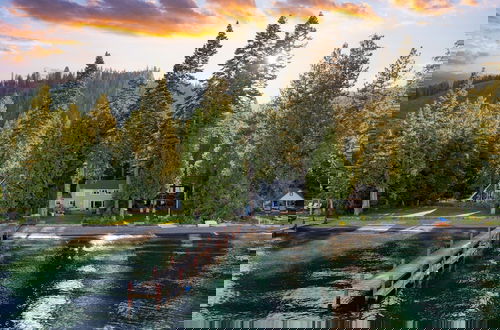Photo 51 - Lakefront Haven by Avantstay Minutes to Ski Resorts Private Dock Boat