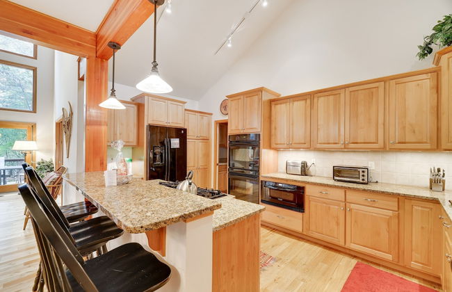 Elk Hollow by Avantstay Lakefront Chalet w Game Room Fire Pit - Foto 15