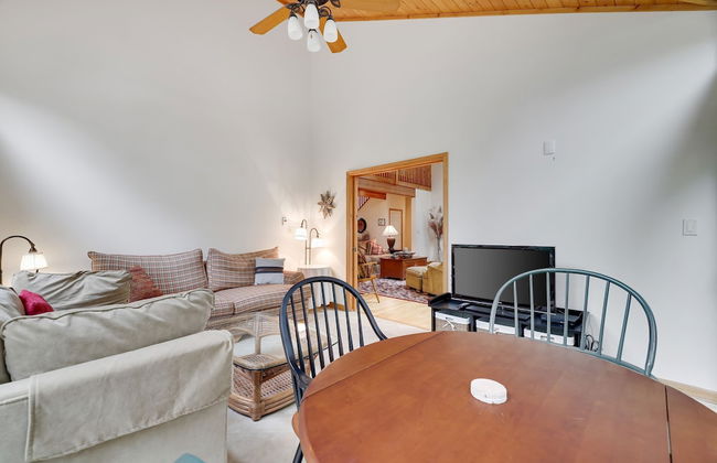 Elk Hollow by Avantstay Lakefront Chalet w Game Room Fire Pit - Foto 26