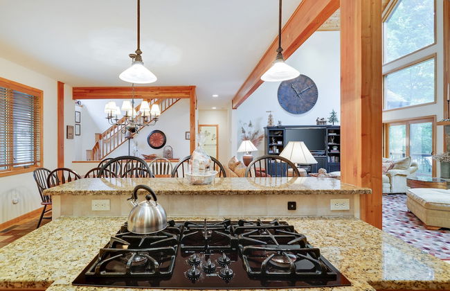 Elk Hollow by Avantstay Lakefront Chalet w Game Room Fire Pit - Foto 17