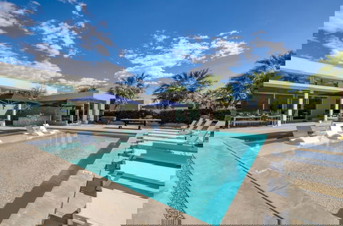 Foto 32 - Polo Villa 3 by Avantstay Features Expansive Putting Green Pool Spa Outdoor Firepit 260328 6 Bedrooms