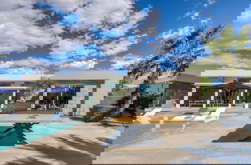 Foto 33 - Polo Villa 3 by Avantstay Features Expansive Putting Green Pool Spa Outdoor Firepit 260328 6 Bedrooms
