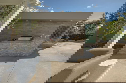 Foto 28 - Polo Villa 3 by Avantstay Features Expansive Putting Green Pool Spa Outdoor Firepit 260328 6 Bedrooms