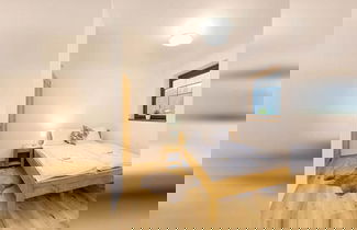 Foto 1 - Comfortable Apartment With Living Room