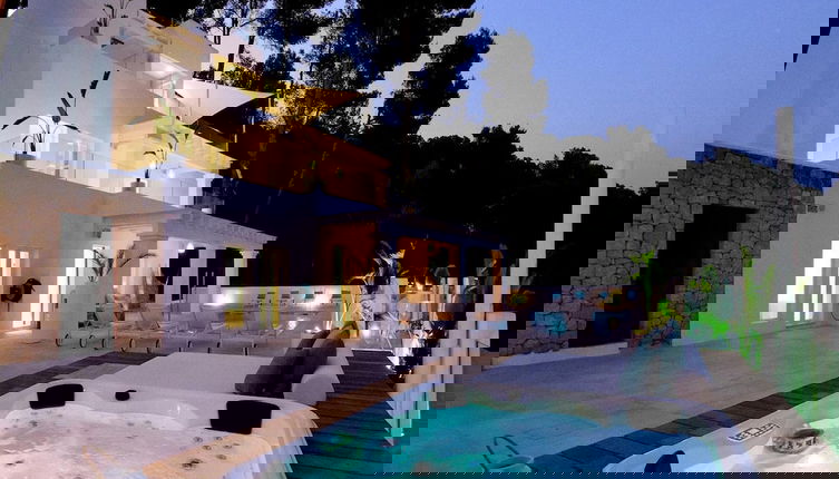 Foto 1 - Magnificent Villa With Heated Pool