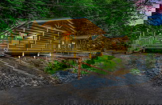 Foto 1 - Group Getaway, Modern Cabins Sleep 16, Gatlinburg