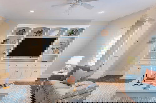 Foto 5 - Pink Plume Coastal Escape Near Beach, Private Pool, Grill, & Luxe Interiors