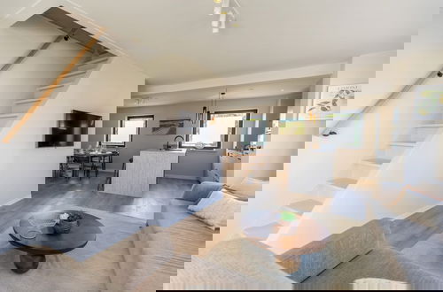 Foto 11 - Modern Family Apartment With Balcony and Parking