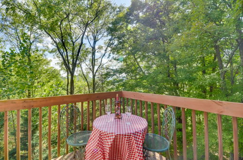 Foto 13 - Virginia Mountain Cabin w/ Decks & Fireplaces