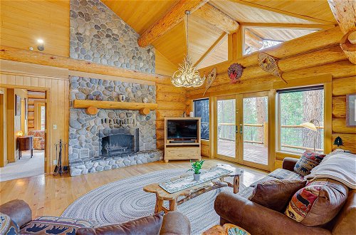 Photo 4 - Bend Getaway With Private Hot Tub & Cozy Fireplace