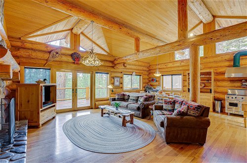 Foto 1 - Bend Getaway With Private Hot Tub & Cozy Fireplace