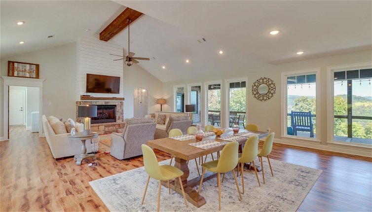 Foto 1 - Family-friendly Edgemont Home w/ Deck & Lake Views