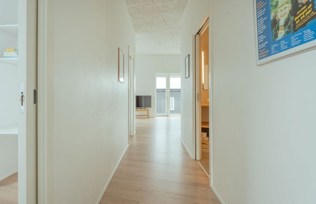 Delightful 2 Bedroom Apt | Balcony | Parking - Photo 17