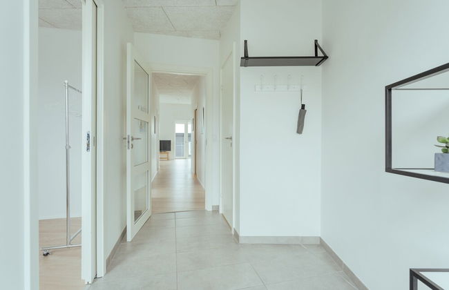 Delightful 2 Bedroom Apt | Balcony | Parking - Photo 16