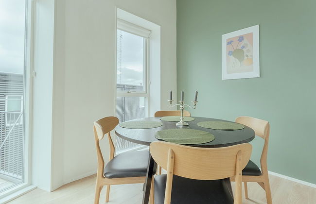 Delightful 2 Bedroom Apt | Balcony | Parking - Photo 13