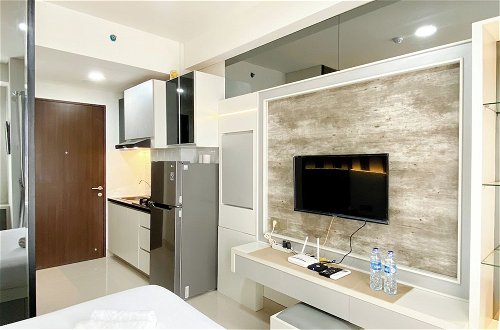 Foto 15 - Best Deal And Cozy Studio Room Transpark Cibubur Apartment