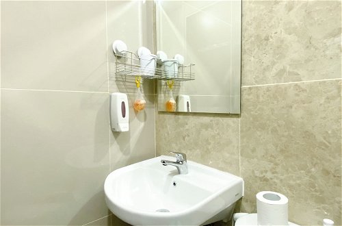 Foto 12 - Best Deal And Cozy Studio Room Transpark Cibubur Apartment