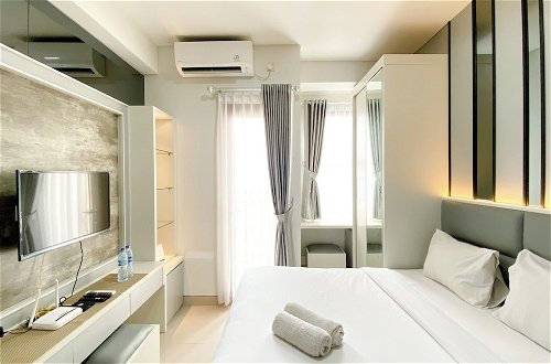 Foto 2 - Best Deal And Cozy Studio Room Transpark Cibubur Apartment