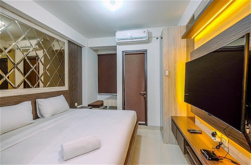 Foto 5 - Warm And Minimalist Studio Room Transpark Cibubur Apartment