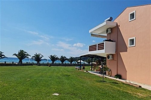 Photo 24 - Stunning Beachfront Villa for Rent
