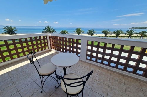 Foto 12 - Stunning Beachfront Villa for Rent