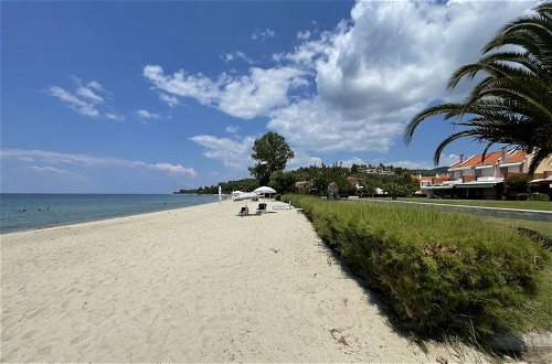 Photo 17 - Stunning Beachfront Villa for Rent