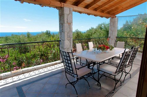 Photo 2 - Spacious Villa Stunning Seaview - Perfect Location
