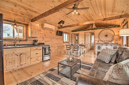 Foto 3 - Quiet Farmhouse-style Cabin w/ Front Porch
